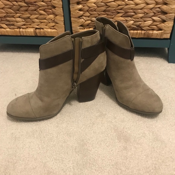 Carlos Santana Suede Ankle Bootie - Picture 2 of 4